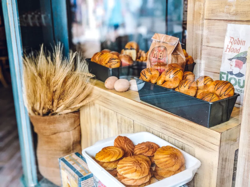 Khay bánh mì mới ra lò